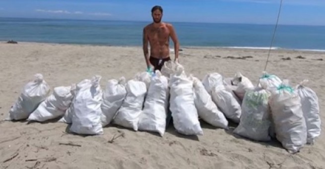 Рэппер N.O.E. убрал  пляж в Ларисе - он наполнил 20 мешков мусора