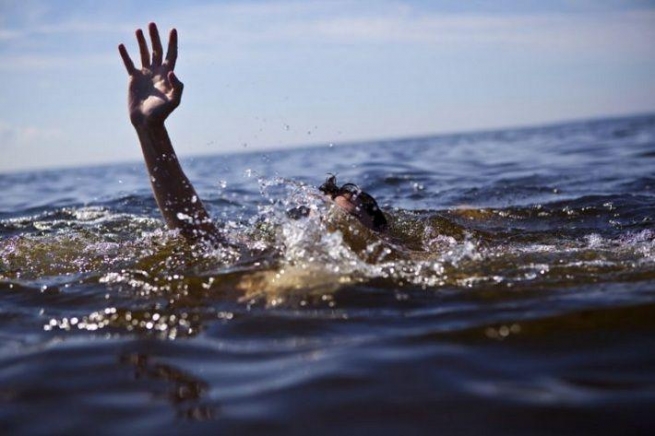 Салоники: парень нырнул в воды залива Термаикос, чтобы спасти тонущего пожилого мужчину