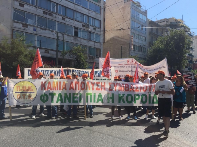 Афины: демонстранты завалили мусором вход в здание МВД