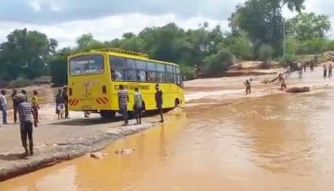 Кения: школьный автобус утонул на глазах десятков людей