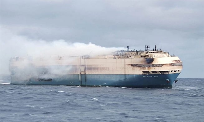 В Атлантике горит судно-автовоз Felicity Ace с суперкарами на борту