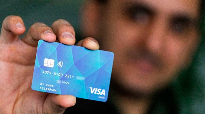 В Германии начали выдавать специальные банковские карты для беженцев