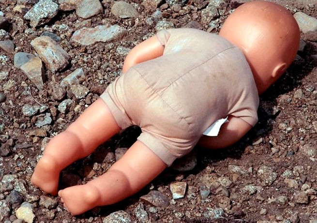 8-месячный ребенок найден мертвым, полиция разыскивает несовершеннолетнюю цыганку