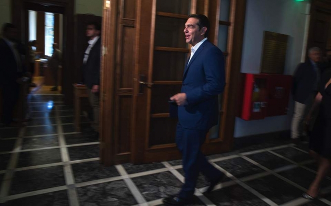 Греческий премьер-министр собирается объявить о раздаче "подарков"
