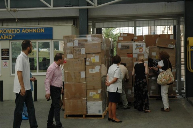 Благотворительсность диаспор: 15 тонн медикаментов для больниц региона Аттики