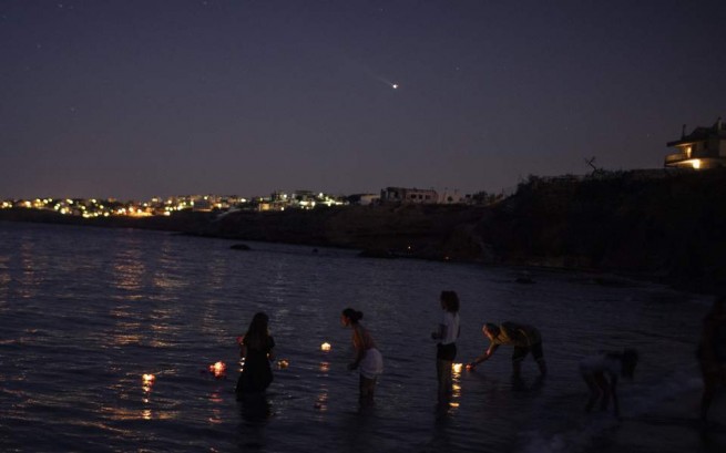 В Греции свечами плавающими в море отметили годовщину пожара в Мати