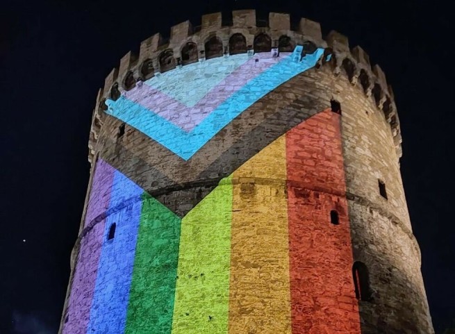 La torre blanca con los colores del arcoíris: desfile de las minorías sexuales en Tesalónica