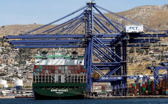 Трафик пирейского контейнерного порта в марте упал на 15.4%