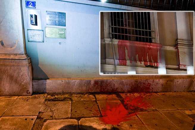 Анархисты из &quot;Рубикона&quot; облили краской посольство Италии