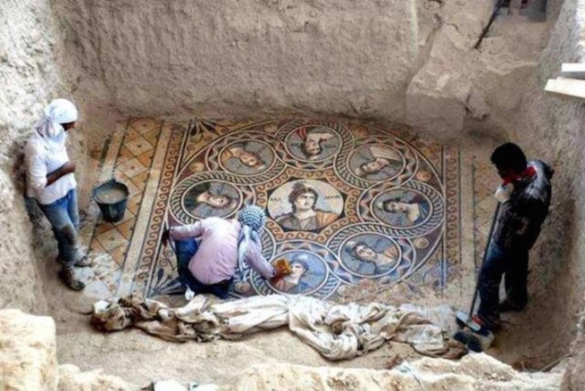 Археологи обнаружили уникальные греческие мозаики, которым 2 тысячи лет