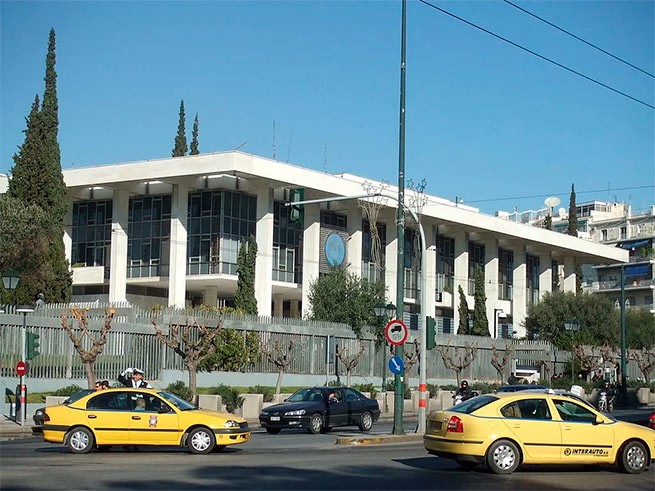 Угрозы взрыва в трех посольствах и здании парламента в Афинах