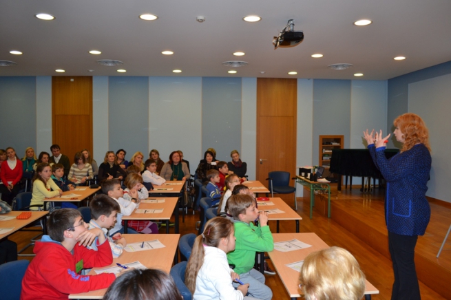 Ведущий специалист в области полилингвизма и РКИ  провела открытый урок русского языка в РЦНК г.Афины