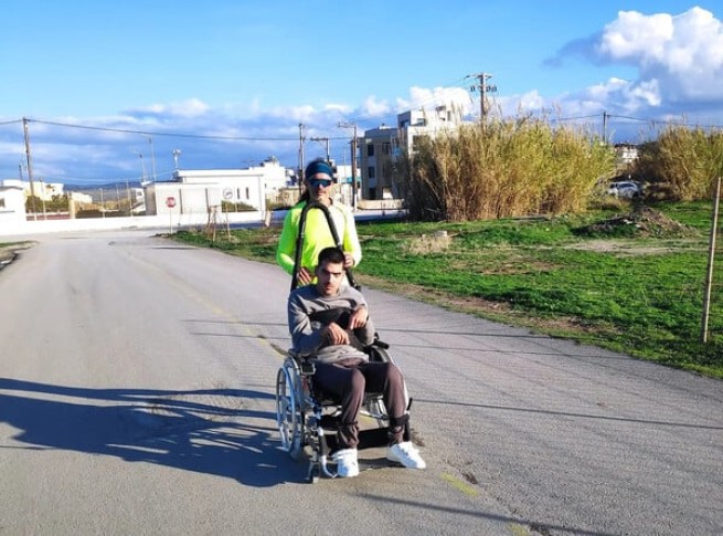 Спортсмен-триатлонист преодолел 162 км с Герасимосом, передвигающимся в инвалидной коляске