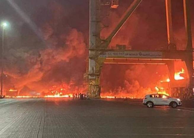 Дубай: на борту нефтяного танкера в порту произошел взрыв