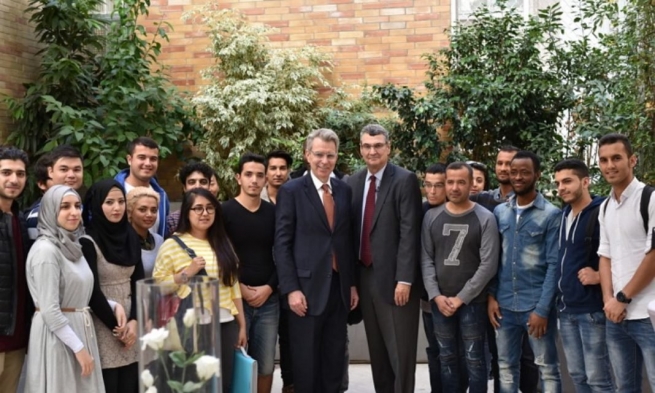Посол США Джеффри Пайетт с некоторыми из студентов