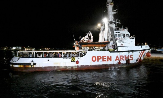 Жители Лесбоса не пускают судно спасавшее мигрантов бросая в него камни(видео)