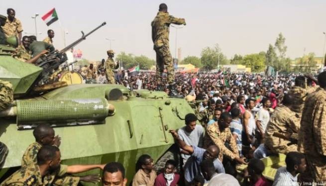 Военный переворот в Судане: премьер под домашним арестом, министры арестованы