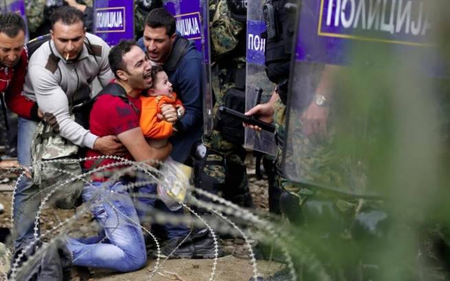 Фото, облетевшее мир (столкновения беженцев с офицерами Македонского ОМОНа в пятницу близ приграничного железнодорожного вокзала в деревне Идомени на севере Греции)