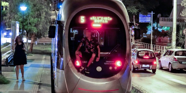 Опасные забавы: зацеперы рискуют жизнью, катаясь на трамваях