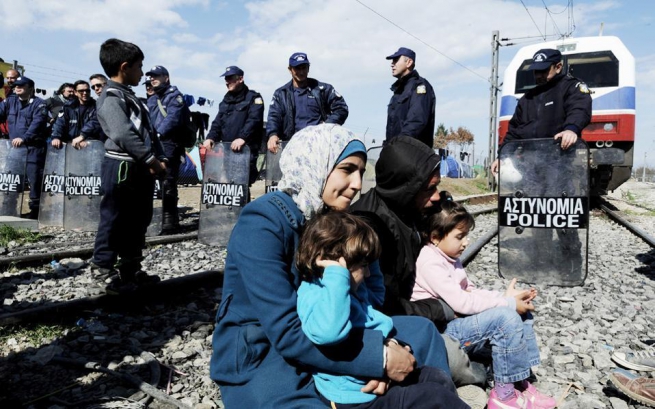 Мигранты блокируют ж/д пути на северной греческой границе