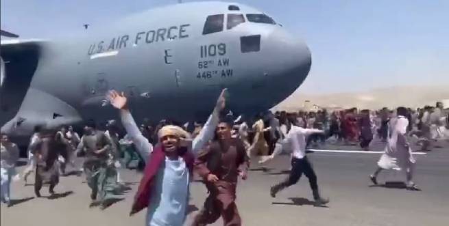 Кто упал из американского самолета в Кабуле