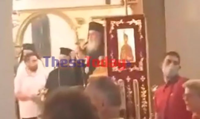 Антивакцеры освистали священников в церквях Греции (видео)