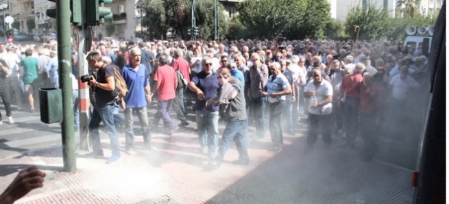 Афины: полиция применила слезоточивый газ против митингующих пенсионеров