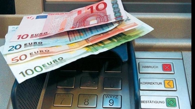 C 1 октября в Греции снимается ограничение на снятие наличных средств