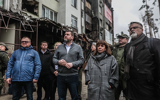 Сакелларопулу в Украине: посещение массовых захоронений в Буче