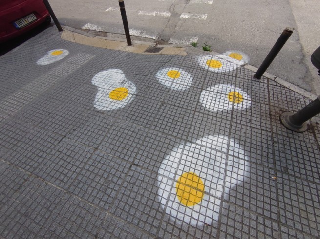 Яичница на тротуарах Салоник
