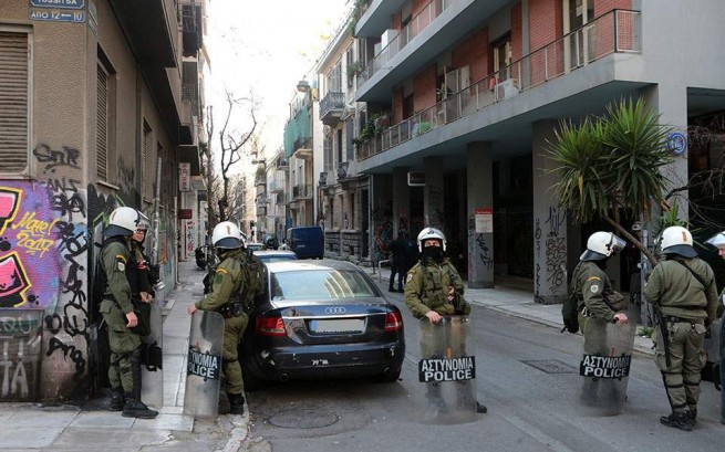 Полицейские попали в засаду анархистов в центре Афин