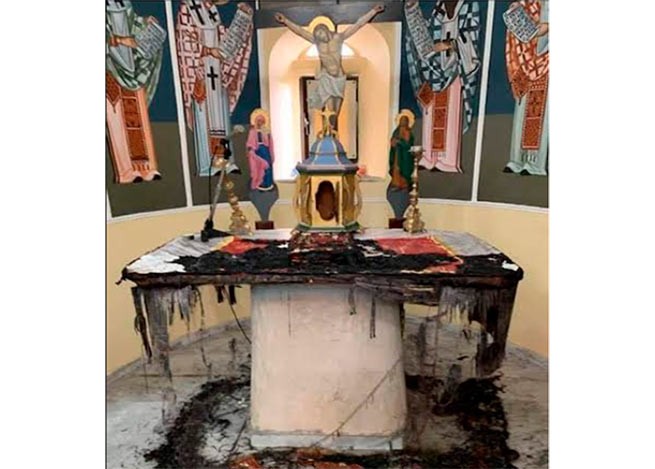 Мигранты сожгли алтарь в церкви на Хиосе