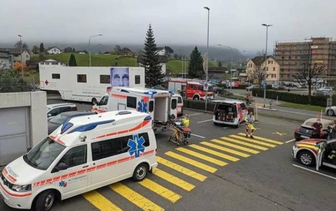Новогодние украшения травмировали 6 женщин в ТЦ Швейцарии