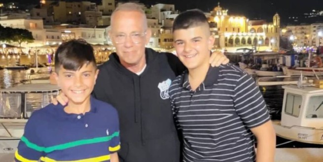 Том Хэнкс прогулялся по острову Карпатос, сфотографировался с детьми мэра