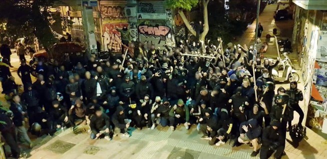 На фото фанаты греческой команды АЕ, считающейся одной из самых буйных.
