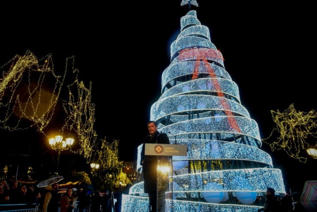 На площади Синтагма зажглись огни главной елки Греции