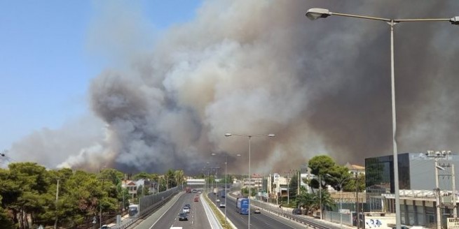 Сильный лесной пожар на окраине Афин