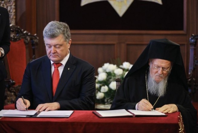 Константинопольский патриарх подписал томос для Православной церкви Украины