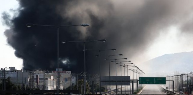 Пожар на фабрике пластмассовых изделий: шоссе Афины - Ламия перекрыто