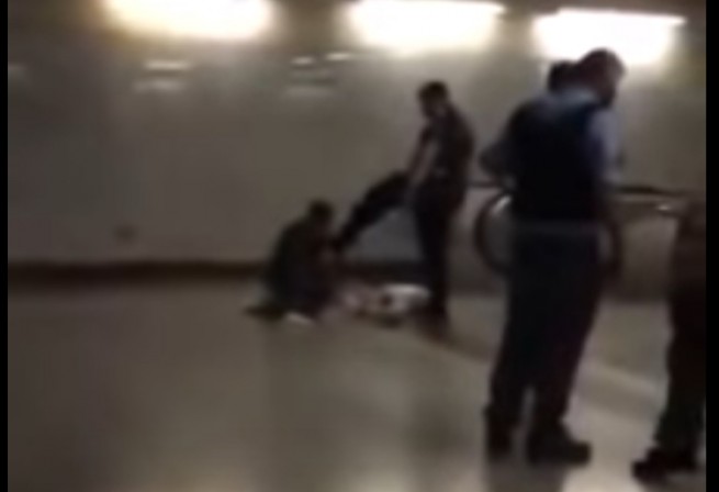 Шокирующее поведение полицейского по отношению к беспомощному в афинском метро
