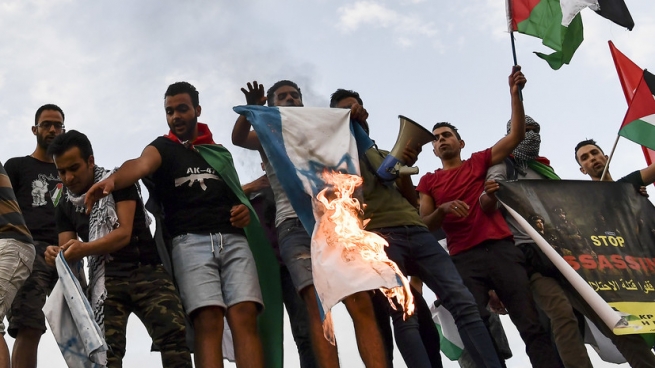 Палестинцы в Афинах сожгли флаг Израиля