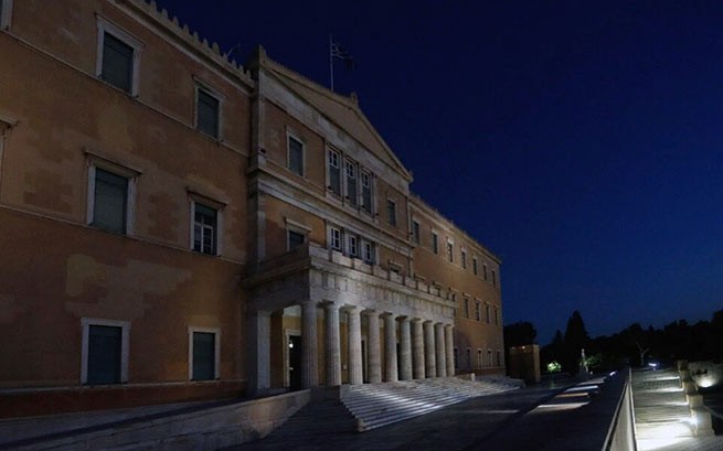 Греческие депутаты выключили подсветку парламента для экономии энергии