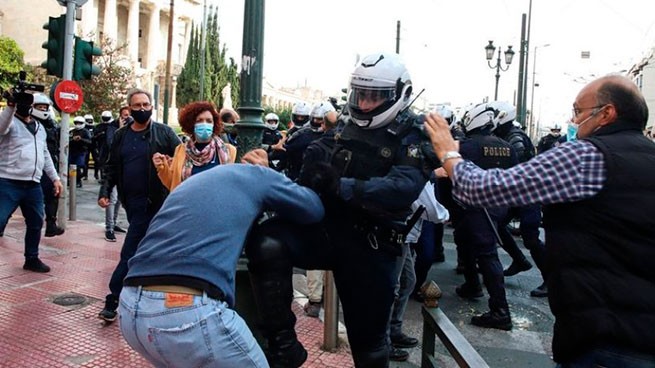 Amnesty Int. заявляет, что греческая полиция использует пандемию для подавления протестов