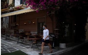 Греция закрывает рестораны, бары и музеи, чтобы обуздать эпидемию