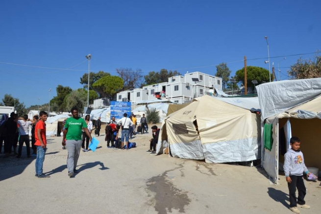Власти планируют переместить больше мигрантов на греческий материк