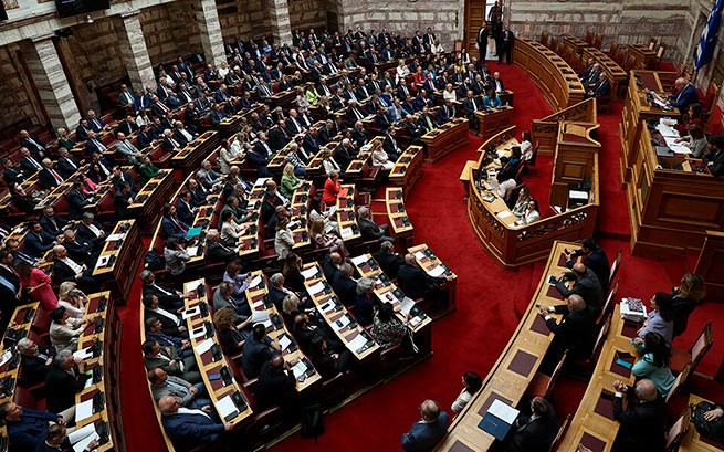 Депутат на один день: 300 депутатов приняли присягу в воскресенье, парламент будет распущен в понедельник