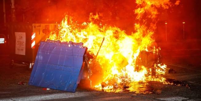 Патры: 100 000 евро на замену мусорных баков, уничтоженных огнем