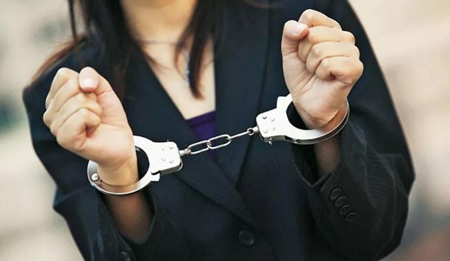 19-летнюю болгарку арестовали за принуждение 14-летней сестры к проституции