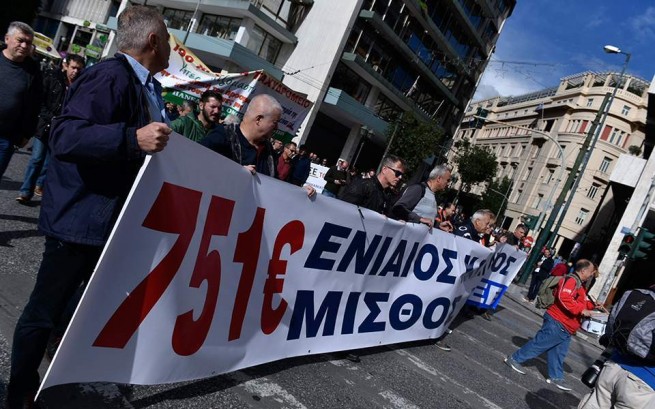 Греческие рабочие с помощью забастовки борются за повышение зарплаты и снижение налогов