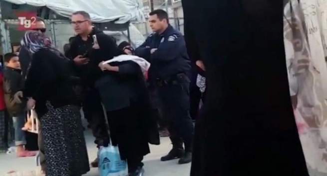 Четверо полицейских обвиняются в грубом обращение с пожилой мигранткой